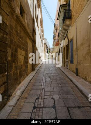 Spaziergang durch die engen Gassen von Vittoriosa auf Malta. Stockfoto