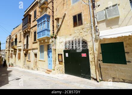 Spaziergang durch die engen Gassen von Vittoriosa auf Malta. Stockfoto