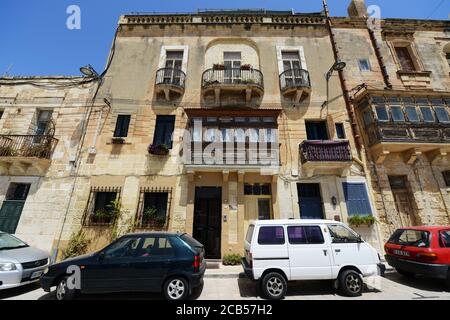 Spaziergang durch die engen Gassen von Birgu, Malta. Stockfoto