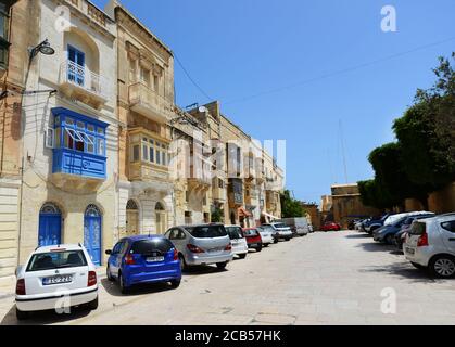 Spaziergang durch die engen Gassen von Birgu, Malta. Stockfoto