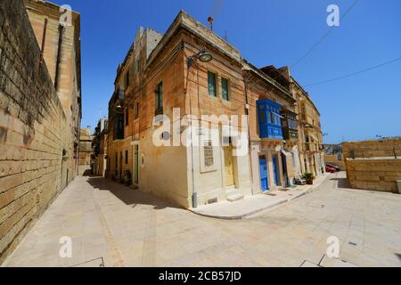 Spaziergang durch die engen Gassen von Birgu, Malta. Stockfoto