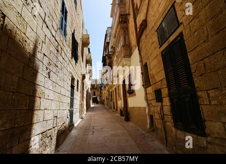 Spaziergang durch die engen Gassen von Birgu, Malta. Stockfoto