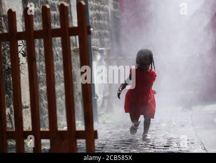 Paris, Frankreich. August 2020. Ein Mädchen kühlt sich unter einem Dampfbrunnen an den Paris Plages in Paris, Frankreich, 10. August 2020. Kredit: Gao Jing/Xinhua/Alamy Live Nachrichten Stockfoto