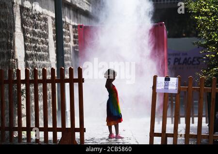 Paris, Frankreich. August 2020. Ein Mädchen kühlt sich unter einem Dampfbrunnen an den Paris Plages in Paris, Frankreich, 10. August 2020. Kredit: Gao Jing/Xinhua/Alamy Live Nachrichten Stockfoto