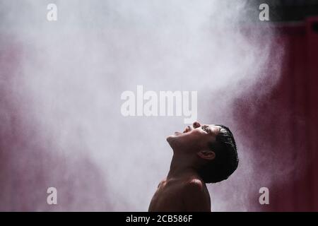 Paris, Frankreich. August 2020. Ein Junge kühlt sich unter einem Dampfbrunnen an den Paris Plages in Paris, Frankreich, 10. August 2020. Kredit: Gao Jing/Xinhua/Alamy Live Nachrichten Stockfoto