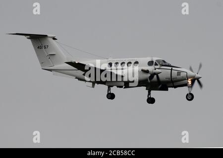 84-00157, eine Beech C-12U Huron der United States Army, kurz vor der Landung auf dem Prestwick International Airport in Ayrshire, Schottland. Stockfoto