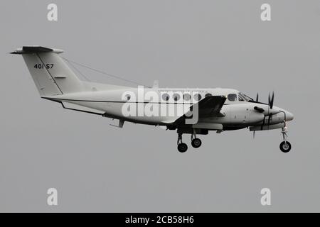 84-00157, eine Beech C-12U Huron der United States Army, kurz vor der Landung auf dem Prestwick International Airport in Ayrshire, Schottland. Stockfoto