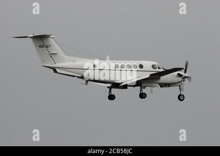 84-00157, eine Beech C-12U Huron der United States Army, kurz vor der Landung auf dem Prestwick International Airport in Ayrshire, Schottland. Stockfoto