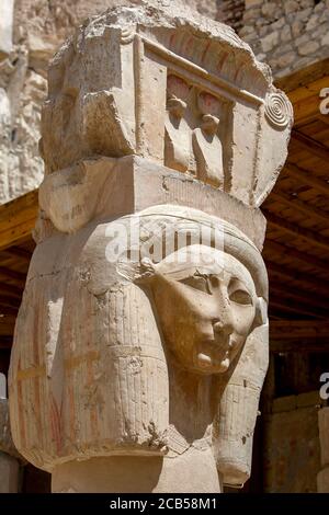 Einer der Hathor leitete Hauptstädte innerhalb der Hathor-Kapelle am Totentempel der Hatschepsut in Deir al-Bahri in der Nähe von Luxor in Ägypten. Stockfoto