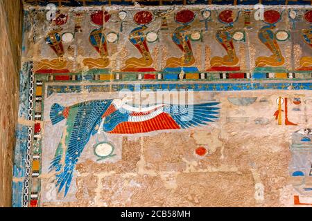 Eines der spektakulären Reliefs am Totentempel der Hatschepsut in Deir al-Bahri bei Luxor in Ägypten. Die Vogel-ähnliche Figur stellt Nekhbet dar. Stockfoto