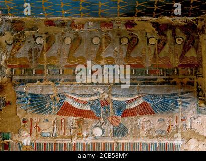 Eines der spektakulären Reliefs mit der Geiergöttin Nekhbet im Totentempel der Hatschepsut in Deir al-Bahri bei Luxor in Ägypten. Stockfoto