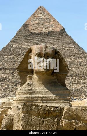 Ein Blick auf die Pyramide von Khepre und den Kopf der Sphinx auf dem Gizeh Plateau in Kairo in Ägypten. Stockfoto
