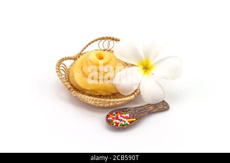 Palmyra Palm (Borassus flabellifer Linn.) Palmae Jagery oder Zucker aus Palm oder Kokosnuss , Frangipani Blumen streuen Zucker und Holzlöffel in Rattan Stockfoto