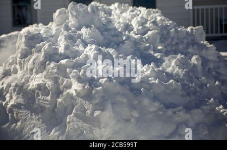 Schneehaufen an sonnigen, hellen Tagen Stockfoto