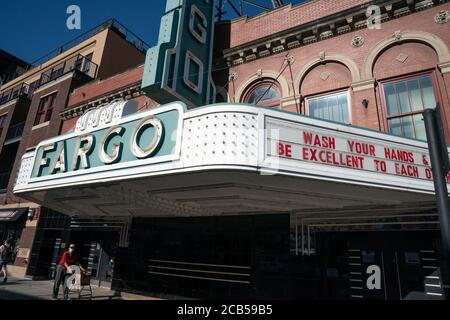 Fargo, North Dakota, USA. August 2020. Ein Festzelt im Fargo-Theater fordert die Menschen auf, sich während der COVID-19-Pandemie am 10. August 2020 die Hände zu waschen. Quelle: Bryan Smith/ZUMA Wire/Alamy Live News Stockfoto