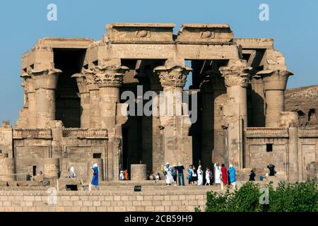 KOM OMBO, ÄGYPTEN - 18. MÄRZ 2010 : die alten Ruinen des Tempels von Kom Ombo am Ufer des Nils. Es ist einzigartig, weil es ein d hat Stockfoto