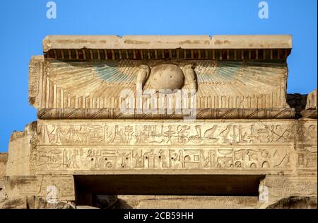 Ein Relief und Hieroglyphen am Tempel von Kom Ombo, der sich am Ufer des Nils in Ägypten befindet. Stockfoto