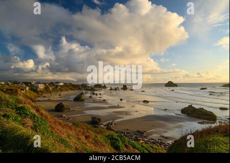 Blick auf den Bandon Beach State Park in Oregon, aufgenommen von der Klippe. Stockfoto