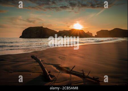 Feuriger Sonnenuntergang über der Elephant Rock Formation am Bandon Beach in Oregon. Stockfoto