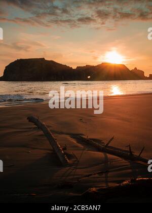 Feuriger Sonnenuntergang über der Elephant Rock Formation am Bandon Beach in Oregon. Stockfoto