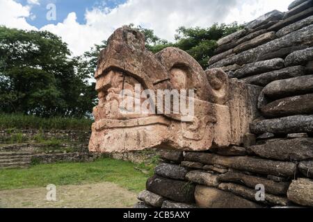 Geschnitzte Steinmarker auf dem Ball Court 1 oder dem versunkenen Ball Court in den Ruinen der Maya-Stadt Tonina, in der Nähe von Ocosingo, Mexiko. Stockfoto