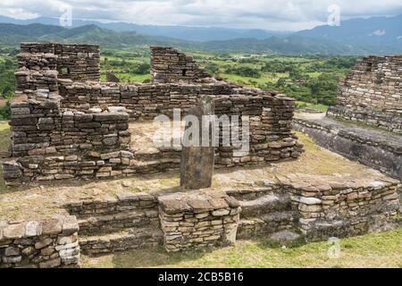 Eine Stele in den Ruinen der Maya-Stadt Tonina, in der Nähe von Ocosingo, Mexiko. Stockfoto