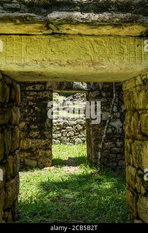 Sturz 40 über einem Eingang im Gebäude 16 in den Ruinen der Maya-Stadt Yaxchilan am Usumacinta-Fluss in Chiapas, Mexiko. Stockfoto