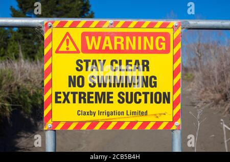 Neuseeland Landschaftsszenen: Gefahren- und Warnschilder z.B. auf Bewässerungsinfrastruktur; Forstplantagen; River Gravel Extraction. Stockfoto