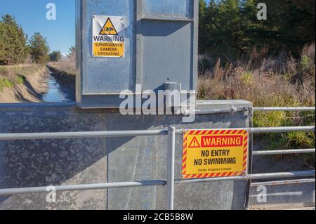 Neuseeland Landschaftsszenen: Gefahren- und Warnschilder z.B. auf Bewässerungsinfrastruktur; Forstplantagen; River Gravel Extraction. Stockfoto