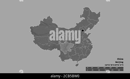 Entsättigte Form von China mit seiner Hauptstadt, Hauptregionalteilung und dem getrennten Sichuan-Gebiet. Beschriftungen. Höhenkarte mit zwei Ebenen. 3D-Rendering Stockfoto