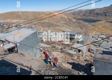 LA RINCONADA, PERU - 9. AUGUST 2016: Die Familien des Bergarbeiters sehen sich mit Schwierigkeiten konfrontiert, die auf 16000 m über dem Meeresspiegel leben. Stockfoto