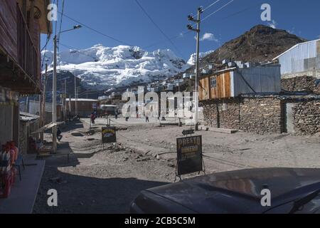 LA RINCONADA, PERU - 9. AUGUST 2016: Bergleute spielen Fußball auf 5100m über dem Meeresspiegel. Stockfoto