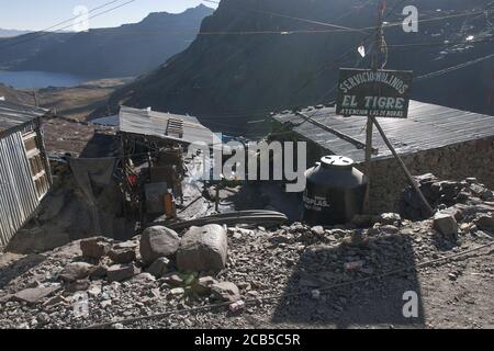 LA RINCONADA, PERU - 9. AUGUST 2016: Kleinbergbau und informelle Industrie in der höchsten Stadt der Welt. Stockfoto