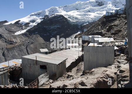 LA RINCONADA, PUNO, PERU - 9. AUGUST 2016: Schwierige Lebensbedingungen in der weltweit höchsten Bergbaustadt (16000 ft/5000 m über dem Meeresspiegel). Stockfoto