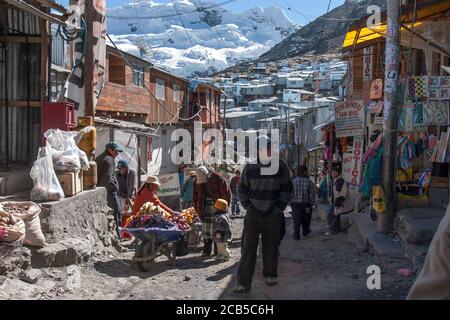 LA RINCONADA, PERU - 9. AUGUST 2016: Geschäftiger Handel in der höchsten Stadt der Welt (160000 ft/5000 m über dem Meeresspiegel). Stockfoto