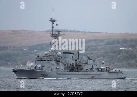 Die französische Navy Fregatte Latouche-Tréville (D646), vorbei an Gourock zu Beginn der Übung Joint Warrior 12-2. Stockfoto