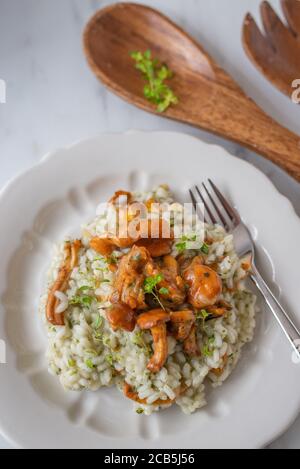 Hausgemachtes Risotto mit Pfifferlingen und Kräutern Stockfoto