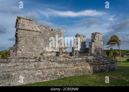 Der Palast des Halach Uinic oder Großherrn in den Ruinen der Maya-Stadt Tulum an der Küste des Karibischen Meeres. Tulum National Park, Quinta Stockfoto