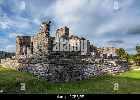 Der Palast des Halach Uinic oder Großherrn in den Ruinen der Maya-Stadt Tulum an der Küste des Karibischen Meeres. Tulum National Park, Quinta Stockfoto