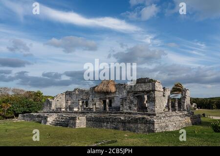 Der Palast des Halach Uinic oder Großherrn in den Ruinen der Maya-Stadt Tulum an der Küste des Karibischen Meeres. Tulum National Park, Quinta Stockfoto