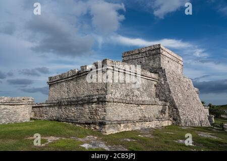 El Castillo oder das Schloss ist der größte Tempel in den Ruinen der Maya-Stadt Tulum an der Küste der Karibik. Tulum National Park, Qui Stockfoto