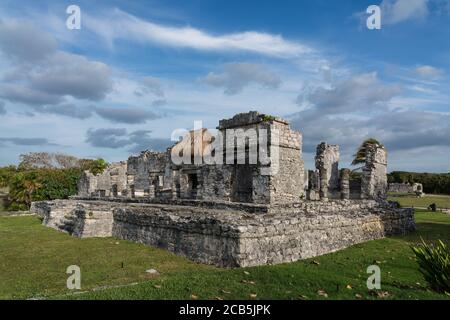 Der Palast des Halach Uinic oder Großherrn in den Ruinen der Maya-Stadt Tulum an der Küste des Karibischen Meeres. Tulum National Park, Quinta Stockfoto