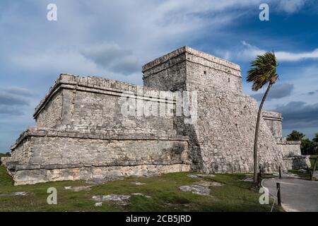 El Castillo oder das Schloss ist der größte Tempel in den Ruinen der Maya-Stadt Tulum an der Küste der Karibik. Tulum National Park, Qui Stockfoto