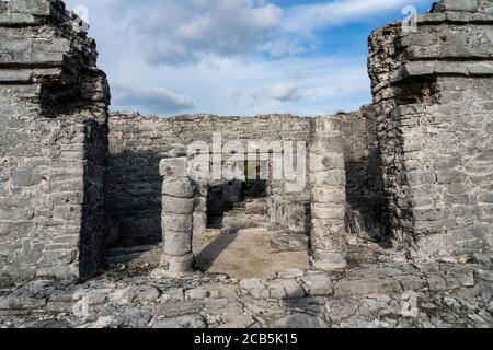 Das Haus des Cenote in den Ruinen der Maya-Stadt Tulum an der Küste des Karibischen Meeres. Tulum National Park, Quintana Roo, Mexiko. IT i Stockfoto