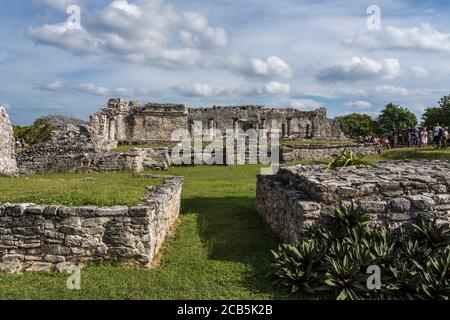 Eine zeremonielle Plattform in den Ruinen der Maya-Stadt Tulum an der Küste des Karibischen Meeres. Tulum National Park, Quintana Roo, Mexiko. Behin Stockfoto