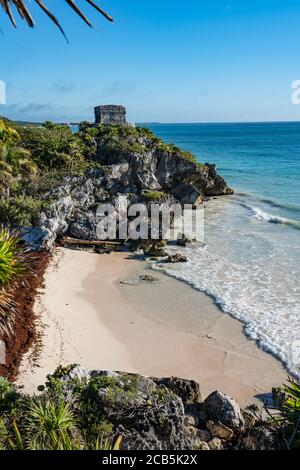 Der Tempel des Windgottes in den Ruinen der Maya-Stadt Tulum an der Küste des Karibischen Meeres. Tulum National Park, Quintana Roo, Mexiko. Stockfoto