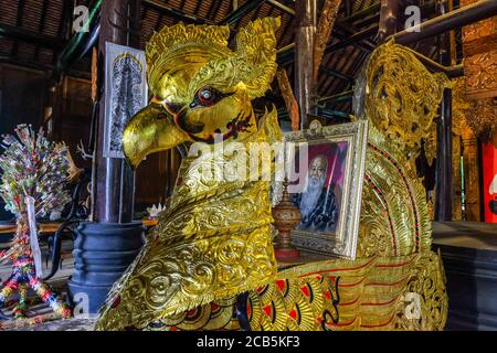 Baan Dam (Schwarzes Haus), Chiang Rai, Thailand. Erstellt vom Künstler Thawan Duchanee. Porträt von Thawan auf mythische Kreatur gesetzt. Stockfoto