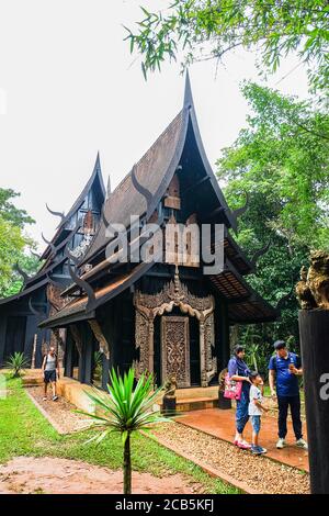 Baan Dam (Schwarzes Haus), Chiang Rai, Thailand. Erstellt vom Künstler Thawan Duchanee. Besucher erkunden die Gärten. Stockfoto