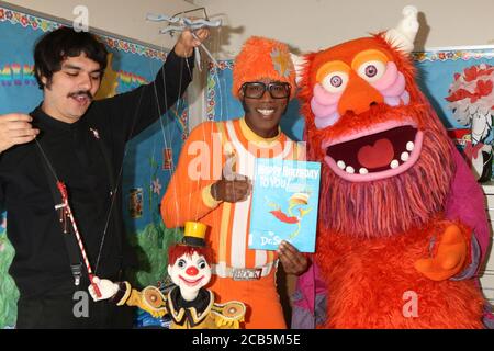 LOS ANGELES - MAR 1: Lance Robertson, DJ Lance Rock, Yo Gabba Gabba Charaktere beim Read Across America Event in der Ardella B. Tibby K – 8 School am 1. März 2019 in Compton, CA Stockfoto