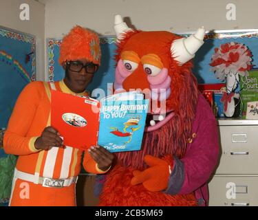 LOS ANGELES - MAR 1: Lance Robertson, DJ Lance Rock, Yo Gabba Gabba Charaktere beim Read Across America Event in der Ardella B. Tibby K – 8 School am 1. März 2019 in Compton, CA Stockfoto